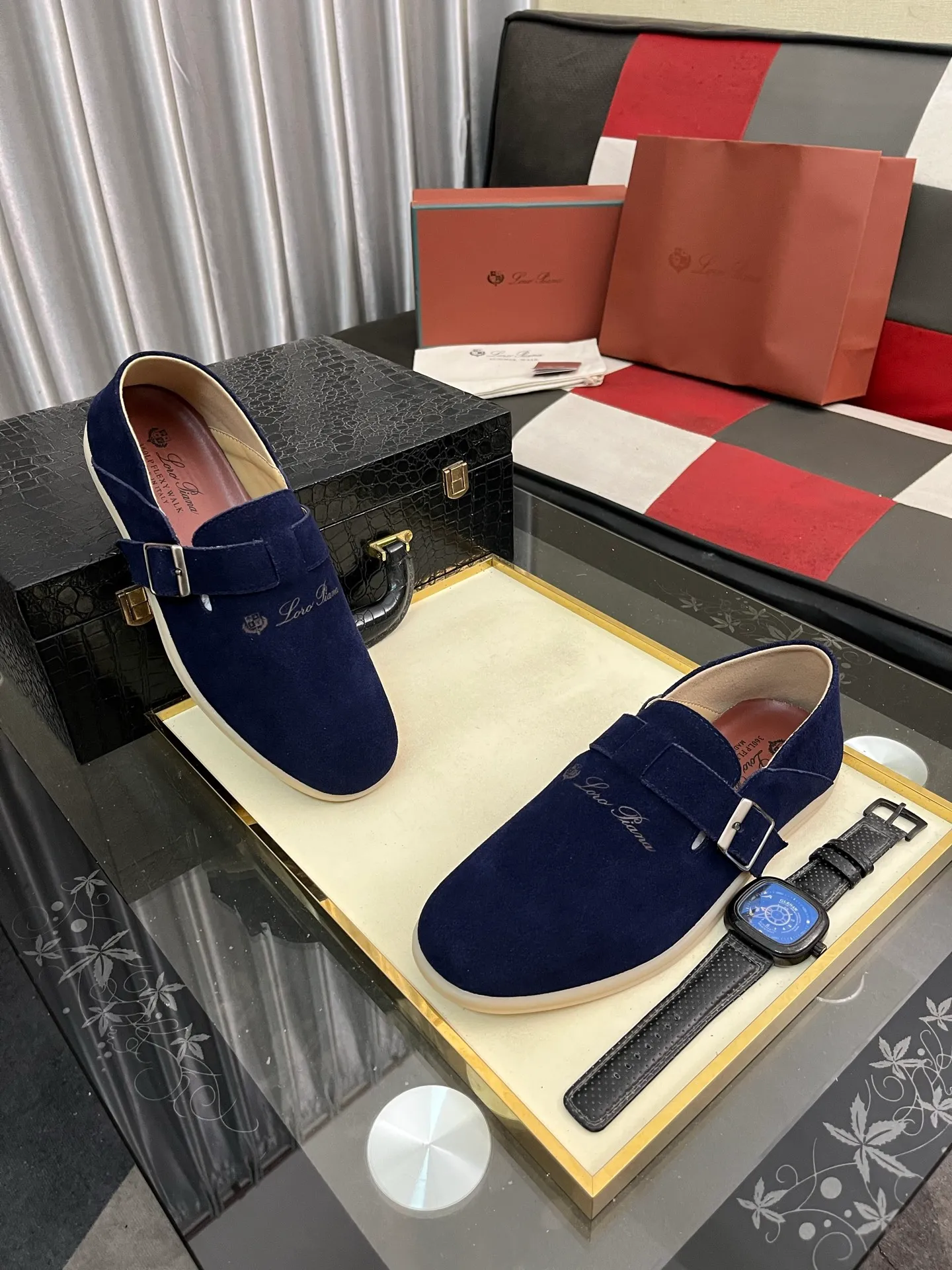 Men's men's shoes 💰458⌚️⌚️ Loro Piana's classic hot model lp top version of Pili casual shoes. It turns out that these are the casual shoes that are said to be able to walk 20,000 steps without getting tired. This pair has both good looks and feel. You will be completely lost as soon as you put it on. The minimalist design is eye-catching and durable, and it is a bonus for dressing. The soft feeling on the feet has outstanding texture, and it is very nice without abrasion on the feet. The soft and waxy soles make it easy to wear for daily use for a long time. Who can resist a pair of versatile and good-looking loafers? Don't be too elegant at all, the feel and texture of the feet are good, the key is to make the legs look longer and not tire the feet, the main thing is that it is just right!        Material: Original cowhide Lining: Original sheepskin Outsole: Original sole Size: 38-44